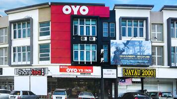 A building with multiple businesses including OYO, a gaming zone, and a car dealership.