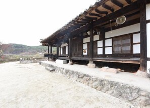 Il s’agit d’un bâtiment japonais traditionnel, doté d’une structure en bois, d’escaliers en pierre et offrant une vue sur le paysage environnant.