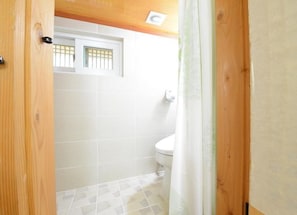 Deluxe Room (Flower) | Bathroom | Shower, towels