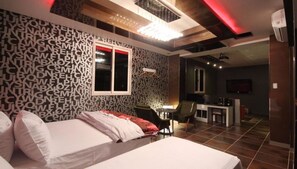 Quarto família, banheira de hidromassagem (or Party Room Available) | Wi-Fi de cortesia