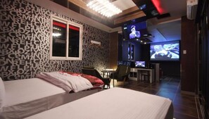 Quarto família, banheira de hidromassagem (or Party Room Available) | Wi-Fi de cortesia