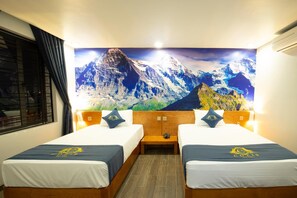 Desk, laptop workspace, blackout drapes, soundproofing - Cozi9 Theme Hotel (Hai Phong)