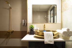 Royal Room | Bathroom - Cozi9 Theme Hotel (Hai Phong)