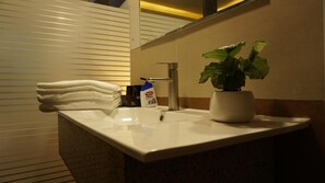 Shower, hydromassage showerhead, designer toiletries, hair dryer - Cozi9 Theme Hotel (Hai Phong)