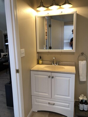 Tina con regadera, secadora de cabello, toallas, jabón 