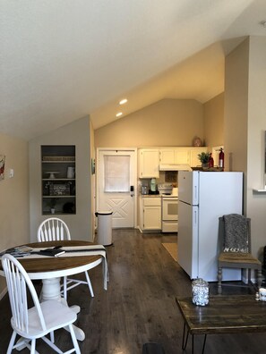 Dining - Historical “Love” cottage downtown Kalispell Montana. (Kalispell)