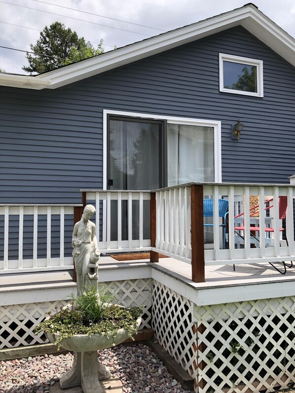 Terrace/patio - Historical “Love” cottage downtown Kalispell Montana. (Kalispell)