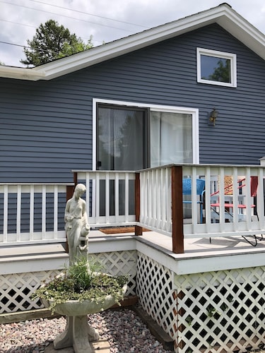 Historiallinen “Rakkaus” -mökki Kalispell Montanan keskustassa.