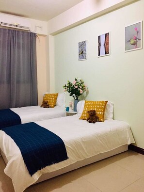 Blackout drapes, free WiFi, bed sheets