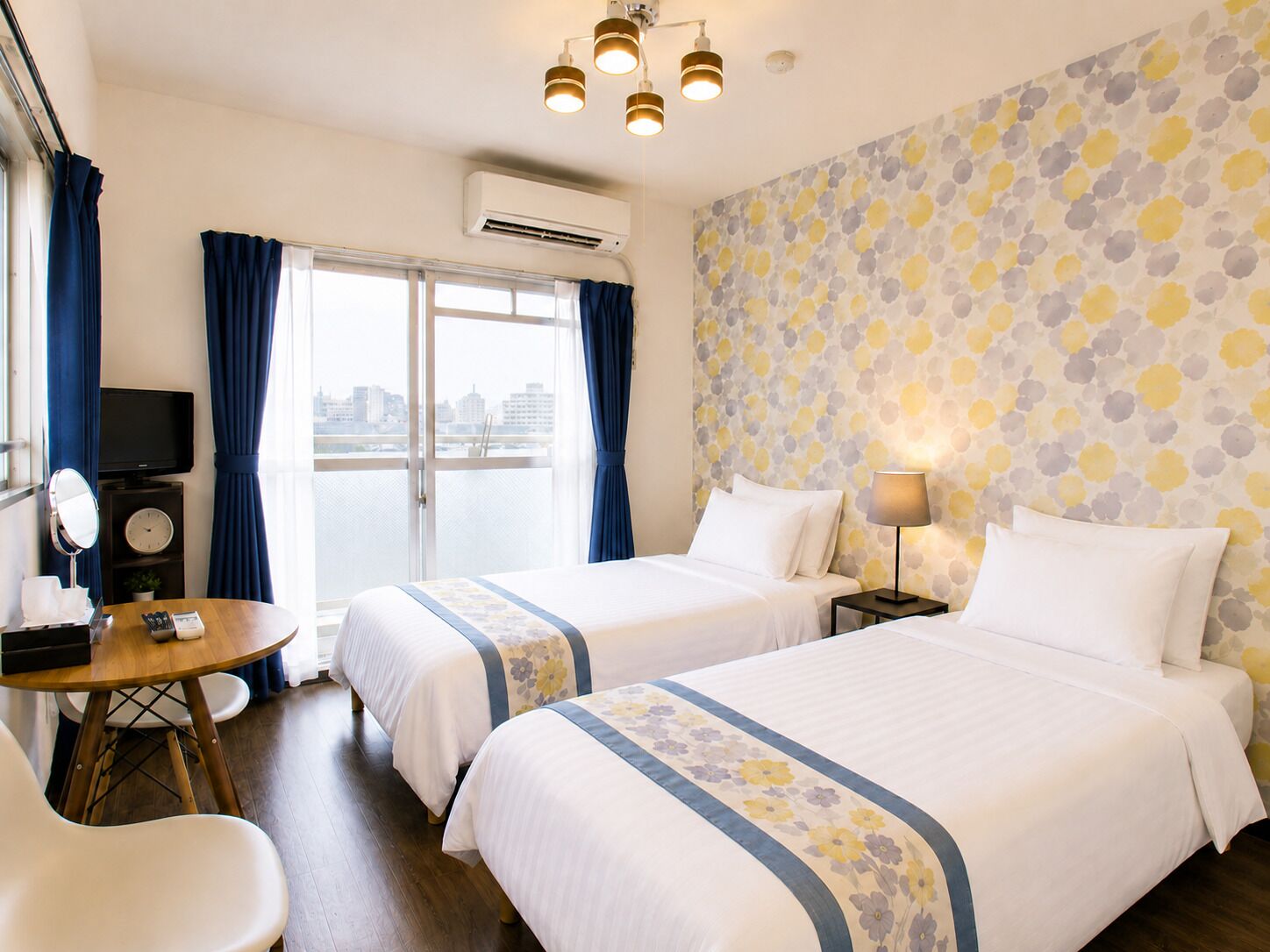 Apartamento, 2 camas de solteiro, sacada, vista para a cidade (902) | 1 quarto, escrivaninha, ferros/tábuas de passar roupa, Wi-Fi de cortesia