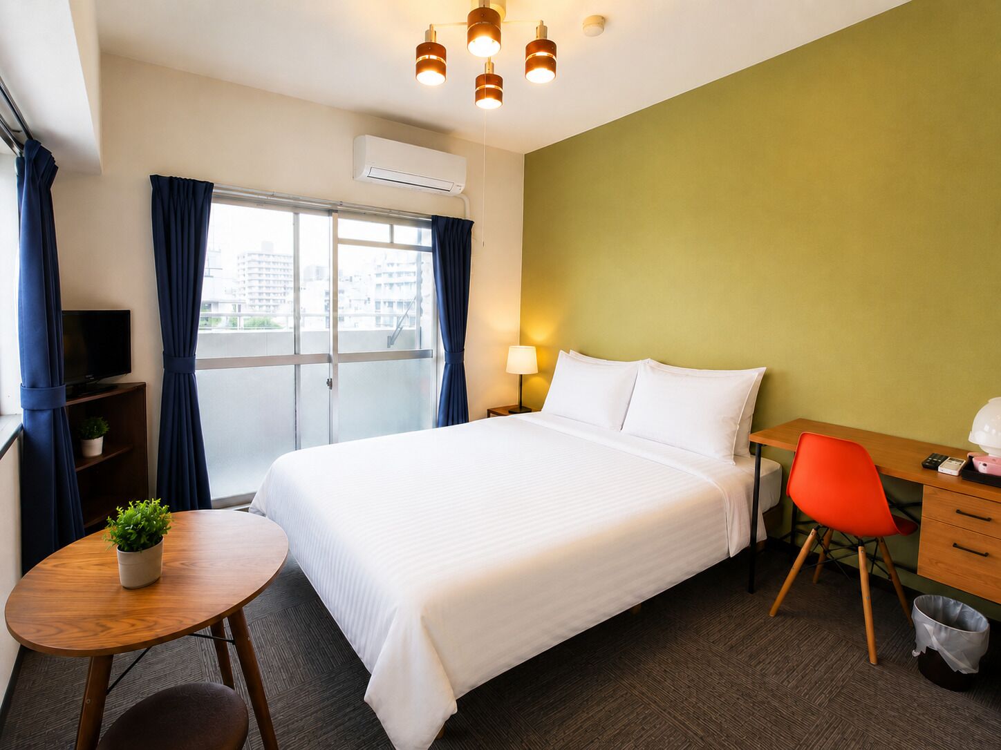 Apartamento, 1 cama de casal, sacada, vista para a cidade (405) | 1 quarto, escrivaninha, ferros/tábuas de passar roupa, Wi-Fi de cortesia