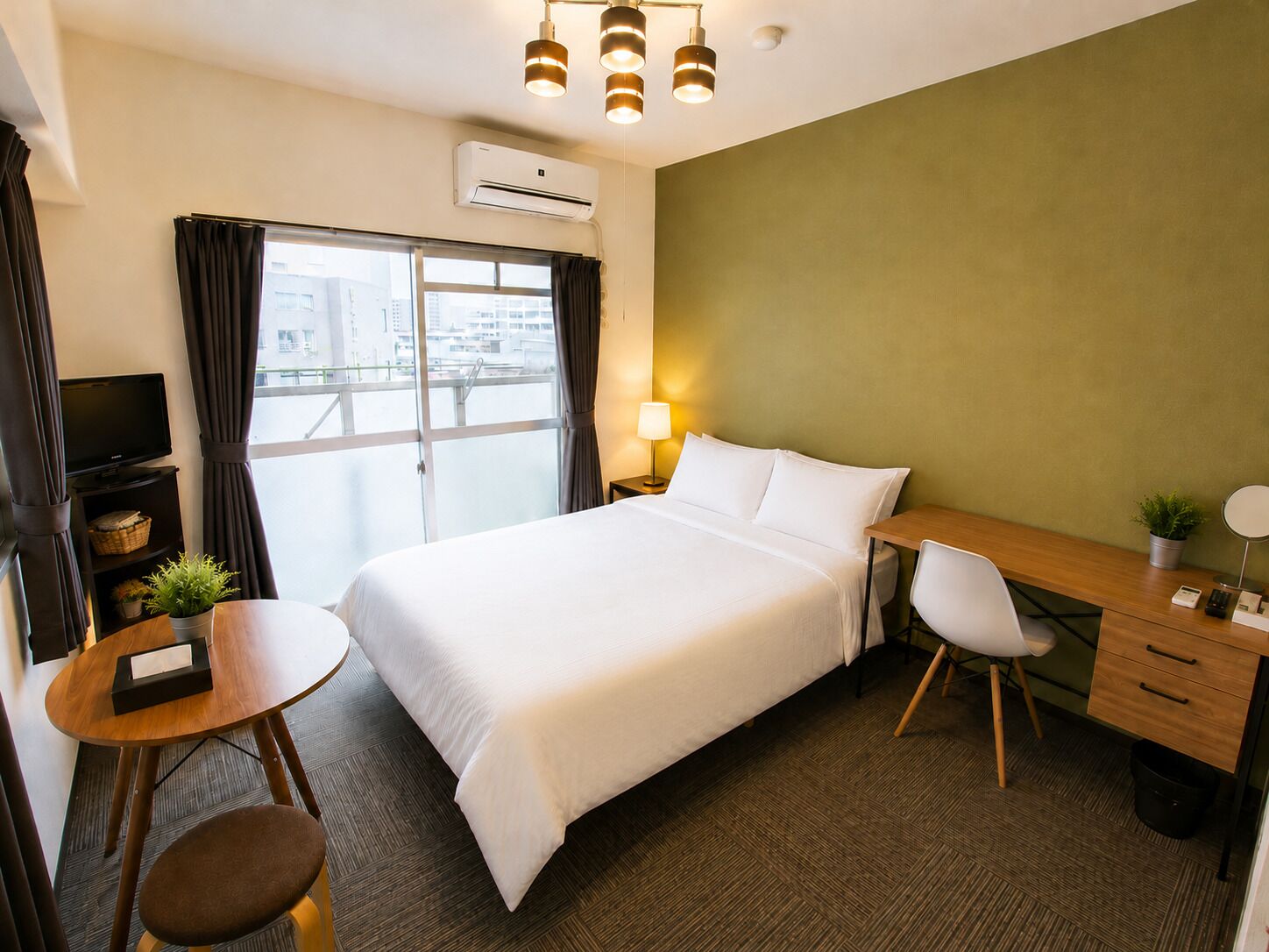 Apartamento, 1 cama de casal, sacada, vista para a cidade (705) | 1 quarto, escrivaninha, ferros/tábuas de passar roupa, Wi-Fi de cortesia
