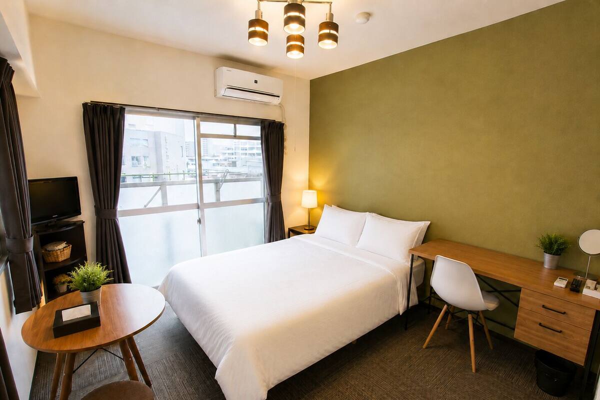 Apartamento, 1 cama doble, balcón, vistas a la ciudad (705) | 1 dormitorio, escritorio, tabla de planchar con plancha y wifi gratis