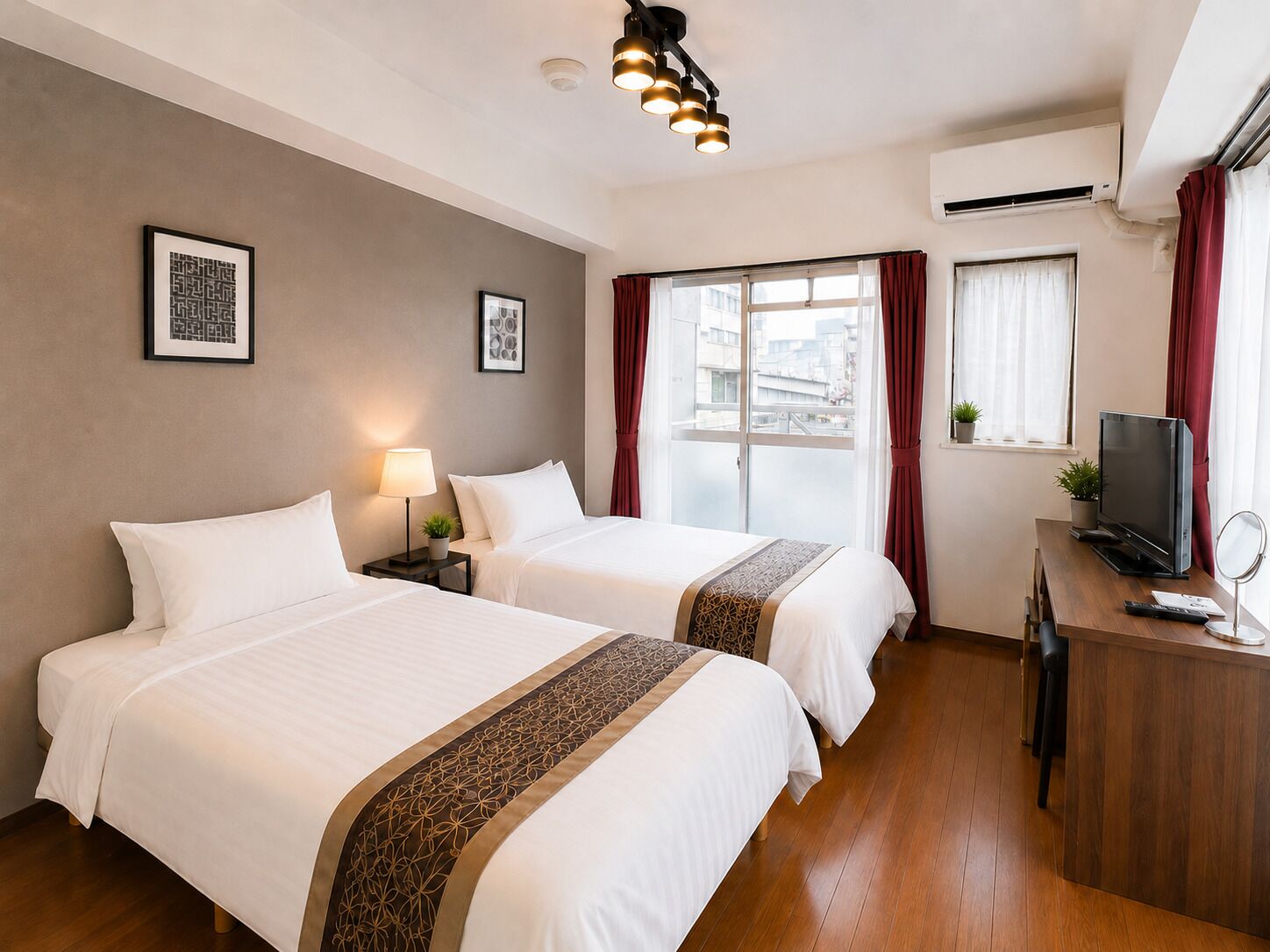 Apartamento, 2 camas de solteiro, sacada, vista para a cidade (701) | 1 quarto, escrivaninha, ferros/tábuas de passar roupa, Wi-Fi de cortesia