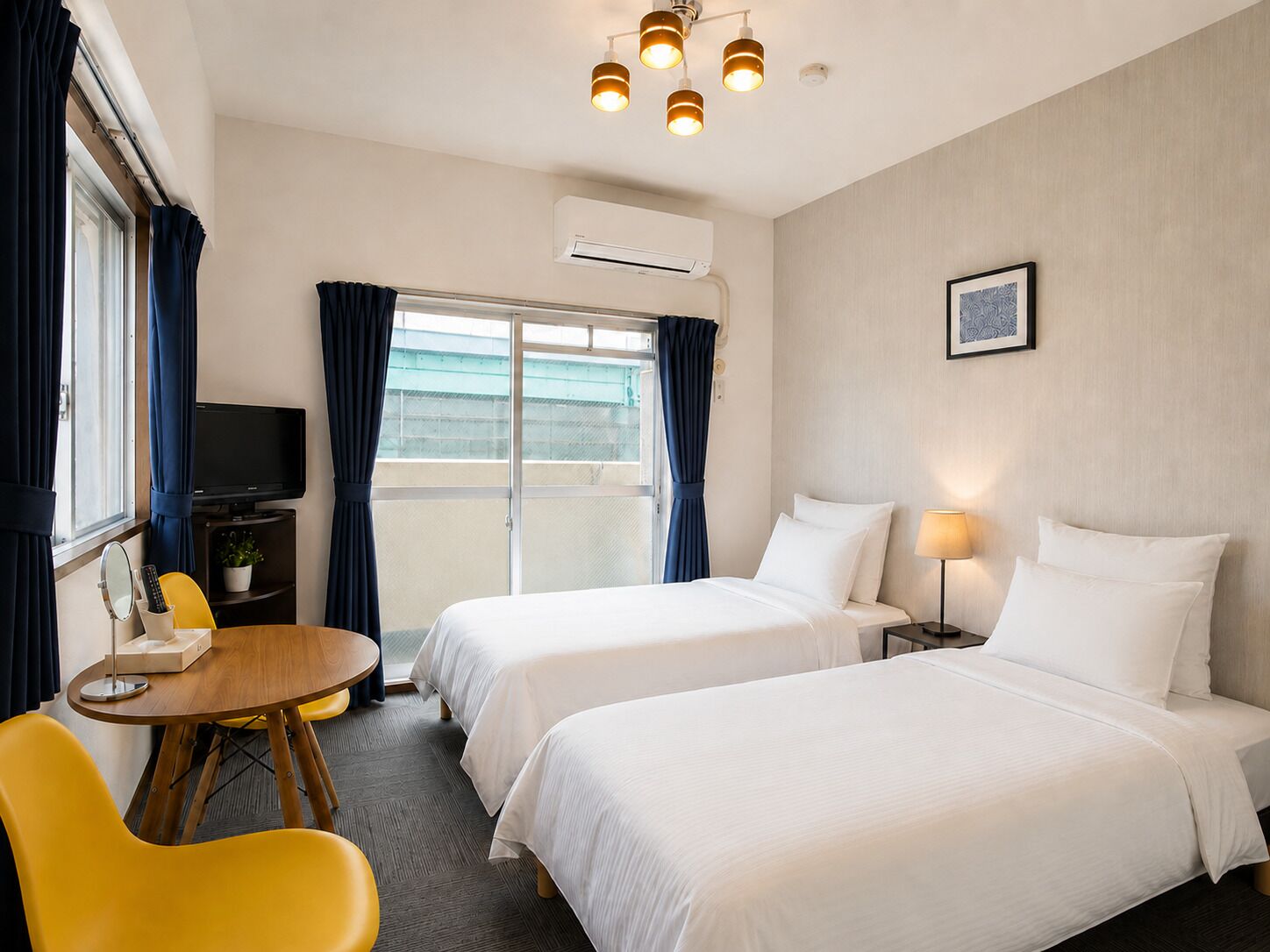 Apartamento, 2 camas de solteiro, sacada, vista para a cidade (402) | 1 quarto, escrivaninha, ferros/tábuas de passar roupa, Wi-Fi de cortesia