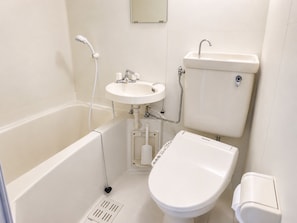 Ensemble baignoire-douche, articles de toilette (gratuits)