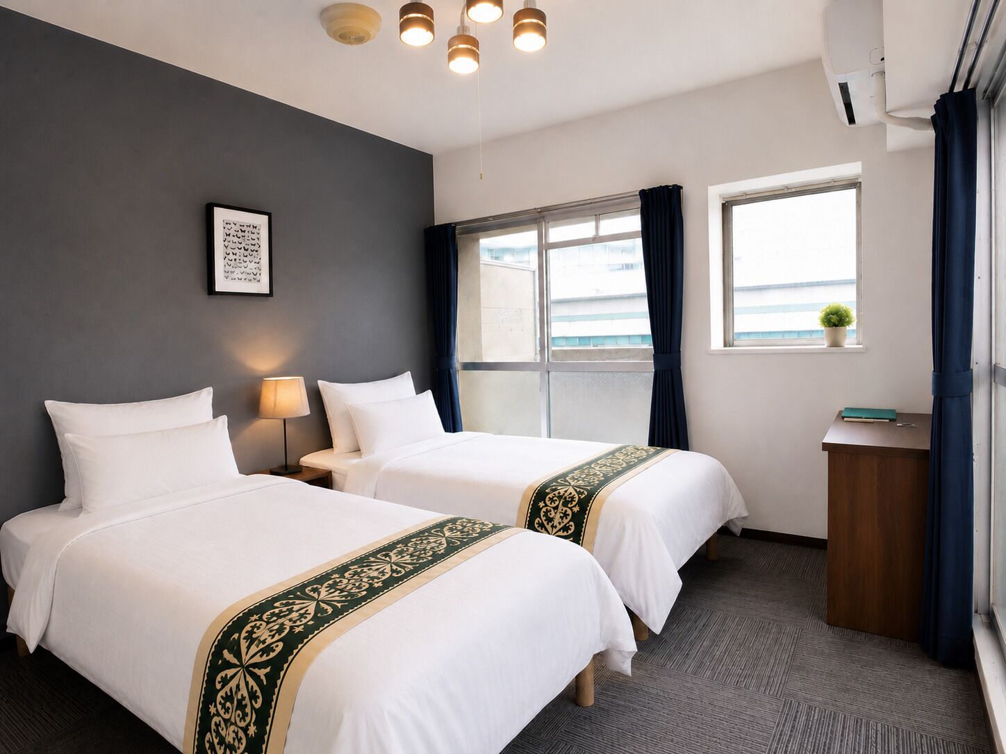 Apartamento, 2 camas de solteiro, sacada, vista para a cidade (401) | 1 quarto, escrivaninha, ferros/tábuas de passar roupa, Wi-Fi de cortesia