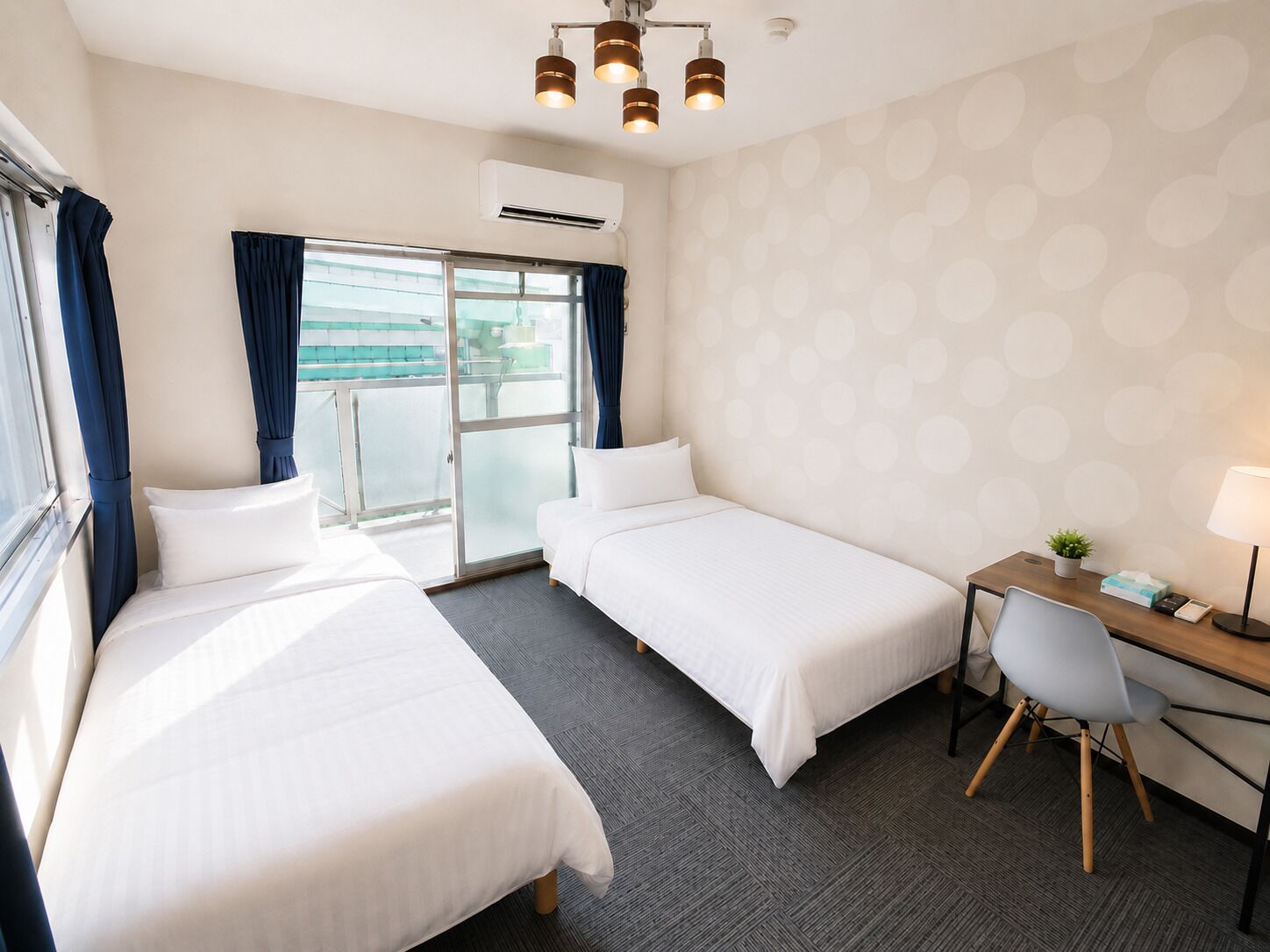 Apartamento, 2 camas de solteiro, sacada, vista para a cidade (502) | 1 quarto, escrivaninha, ferros/tábuas de passar roupa, Wi-Fi de cortesia