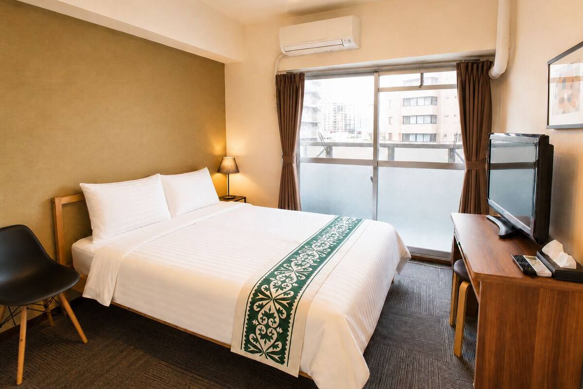Apartamento, 1 cama doble, balcón, vistas a la ciudad (504) | 1 dormitorio, escritorio, tabla de planchar con plancha y wifi gratis