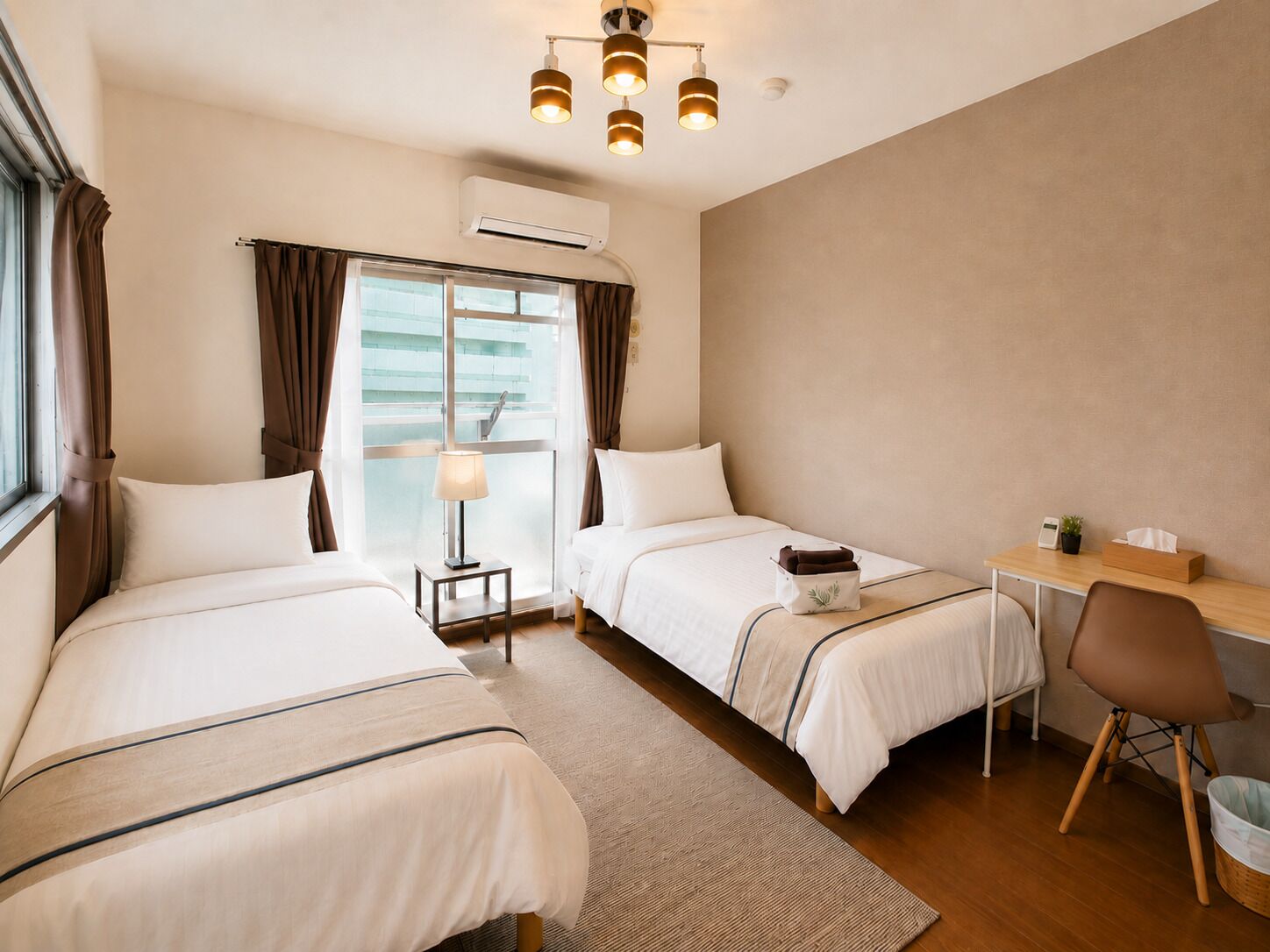 Apartamento, 2 camas de solteiro, sacada, vista para a cidade (602) | 1 quarto, escrivaninha, ferros/tábuas de passar roupa, Wi-Fi de cortesia