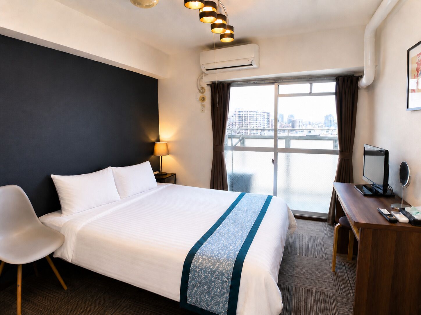 Apartamento, 1 cama de casal, sacada, vista para a cidade (1104) | 1 quarto, escrivaninha, ferros/tábuas de passar roupa, Wi-Fi de cortesia