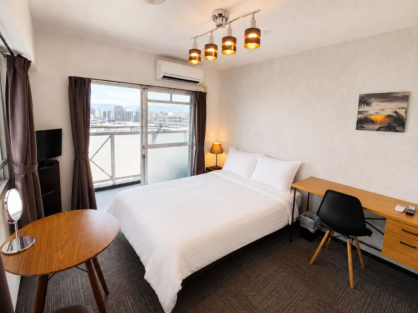 Apartamento, 1 cama de casal, sacada, vista para a cidade (1105) | 1 quarto, escrivaninha, ferros/tábuas de passar roupa, Wi-Fi de cortesia