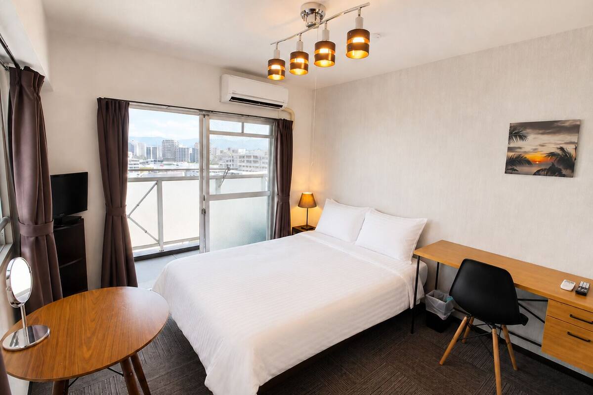 Apartamento, 1 cama doble, balcón, vistas a la ciudad (1105) | 1 dormitorio, escritorio, tabla de planchar con plancha y wifi gratis