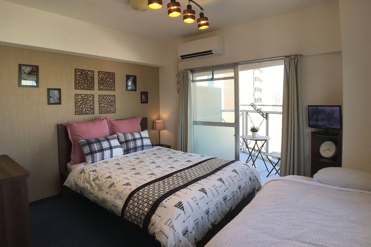 Appartement, balcon, vue ville (703) | Salle de bain | Ensemble douche/baignoire, articles de toilette gratuits, sèche-cheveux