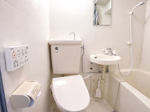 Combined shower/bathtub, free toiletries, hair dryer, slippers - COCO Fukuoka Chiyo (Fukuoka)
