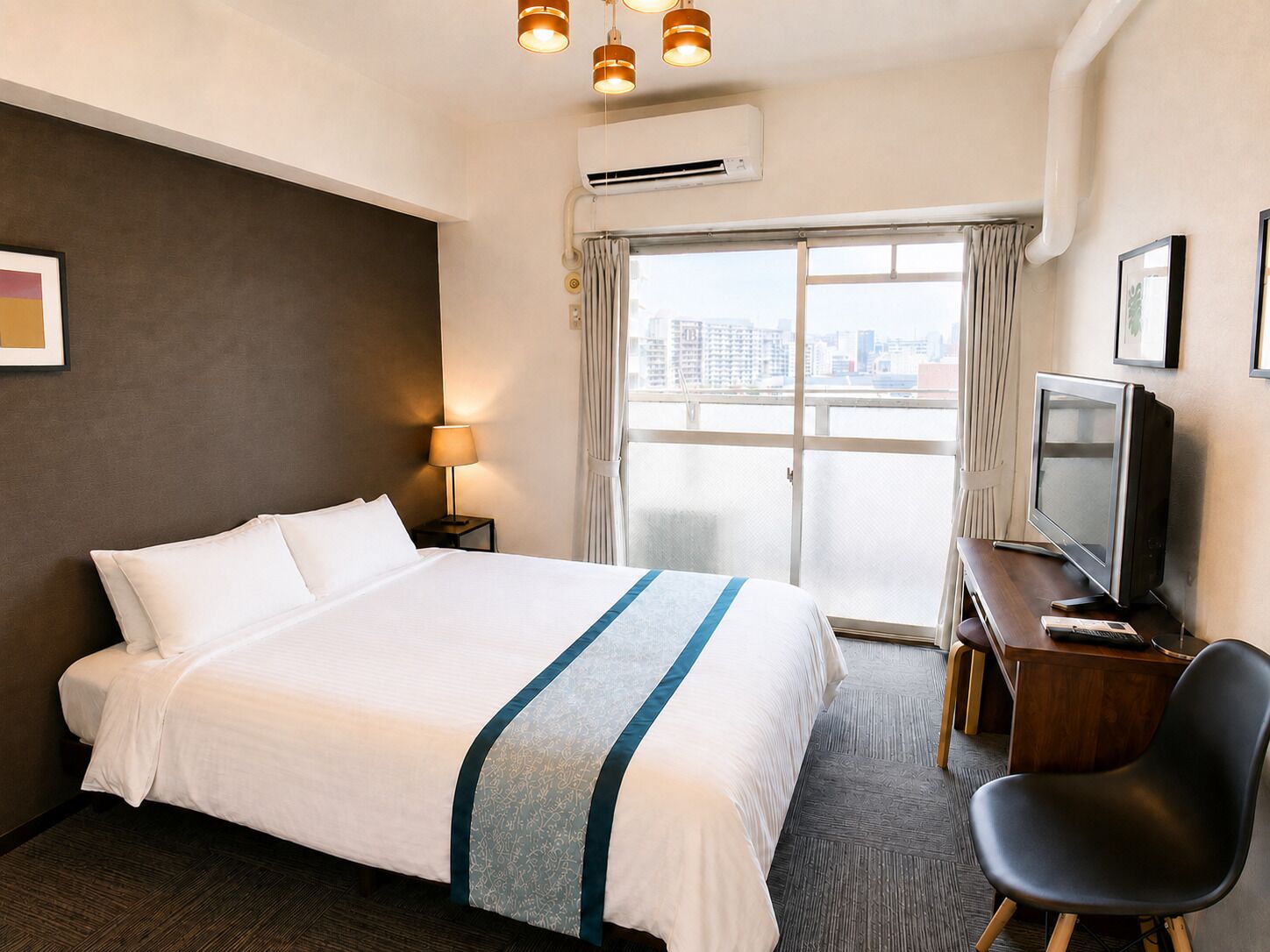 Apartamento básico, 1 cama de casal, sacada, vista para a cidade (1004) | 1 quarto, escrivaninha, ferros/tábuas de passar roupa, Wi-Fi de cortesia