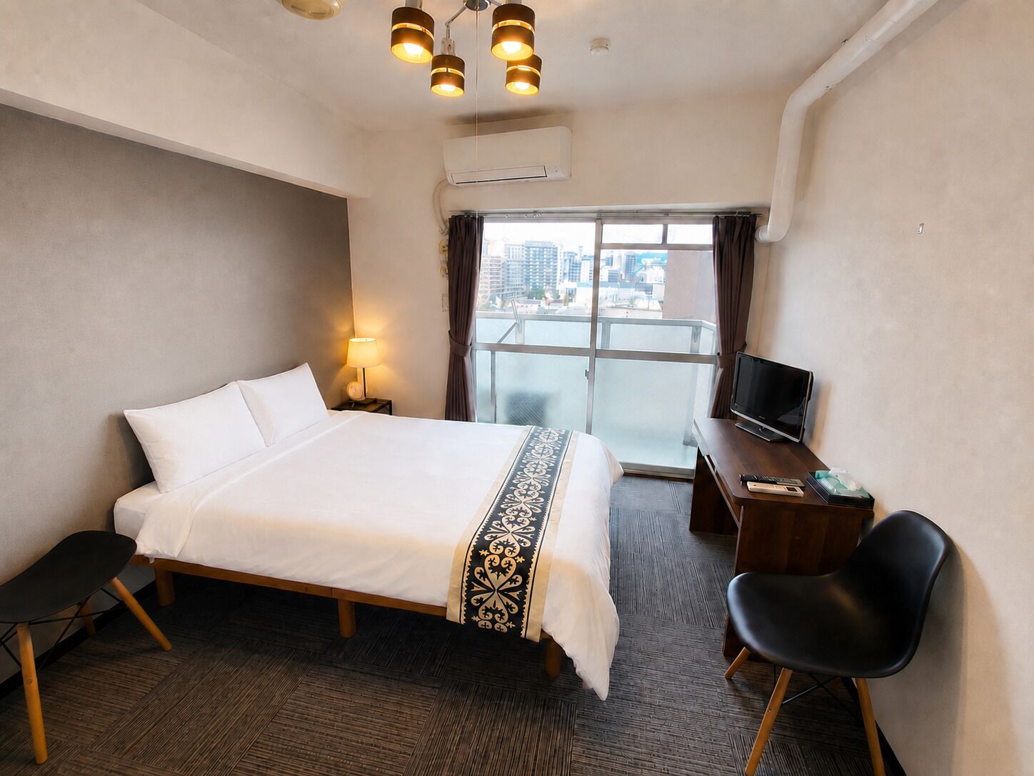 Apartamento, 1 cama de casal, sacada, vista para a cidade (904) | 1 quarto, escrivaninha, ferros/tábuas de passar roupa, Wi-Fi de cortesia