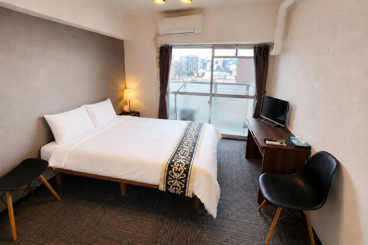 Apartamento, 1 cama doble, balcón, vistas a la ciudad (904) | 1 dormitorio, escritorio, tabla de planchar con plancha y wifi gratis