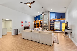 Living room - East Lake Gem on the Green (Palm Harbor)