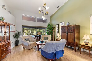 Living area - East Lake Gem on the Green (Palm Harbor)