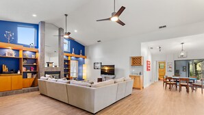 Apartamento (3 Bedrooms) | Sala de estar | Televisión de pantalla plana de 40 pulgadas con canales por cable