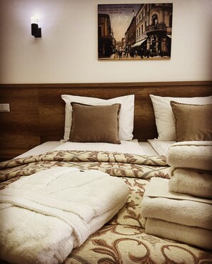 Premium bedding, memory-foam beds, free minibar, in-room safe - Hotel Nacional Garni (Sarajevo)