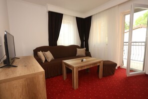 Deluxe Suite | Living area