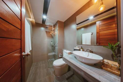 Douche, douche à « effet pluie », articles de toilette gratuits