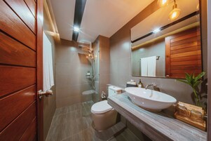Shower, rainfall showerhead, free toiletries, hair dryer