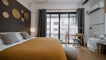 Deluxe Double Room with Balcony | Minibar, coffres-forts dans les chambres, rideaux occultants
