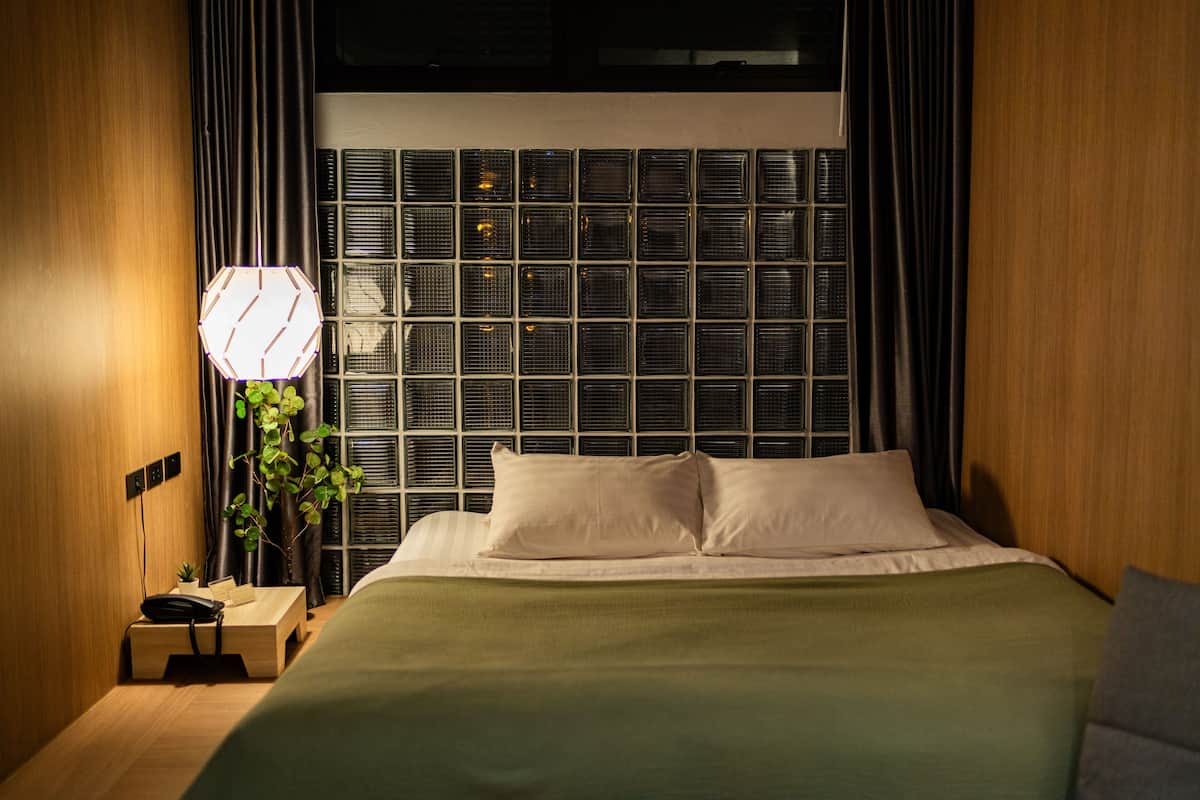 deluxe double room | minibar, in-room safe, blackout curtains, iron/ironing board