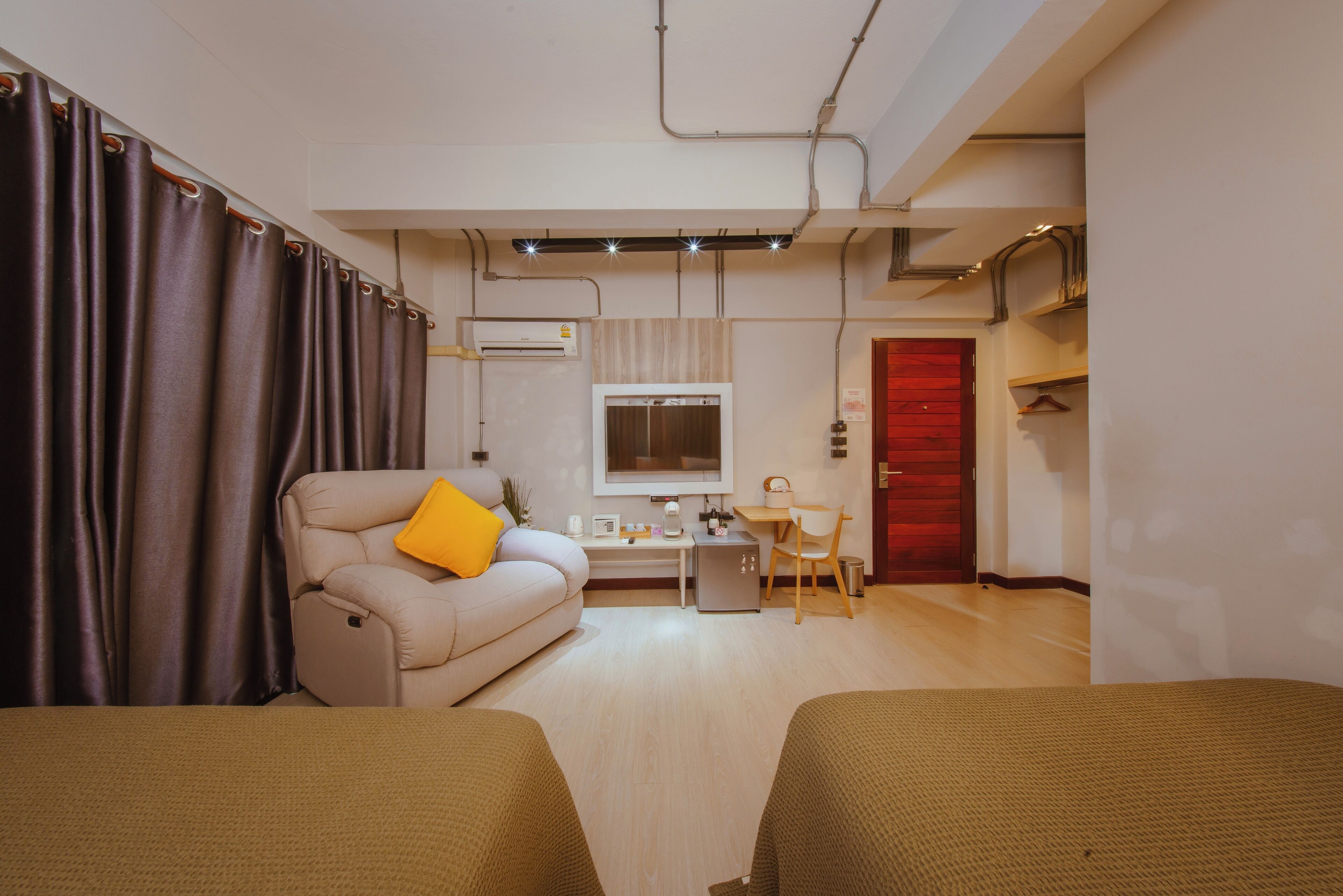 deluxe twin room | minibar, in-room safe, blackout curtains, iron/ironing board