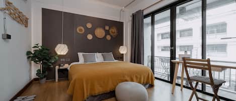 Deluxe Double Room with Balcony | Frigobar, cofres nos quartos, cortinas blackout