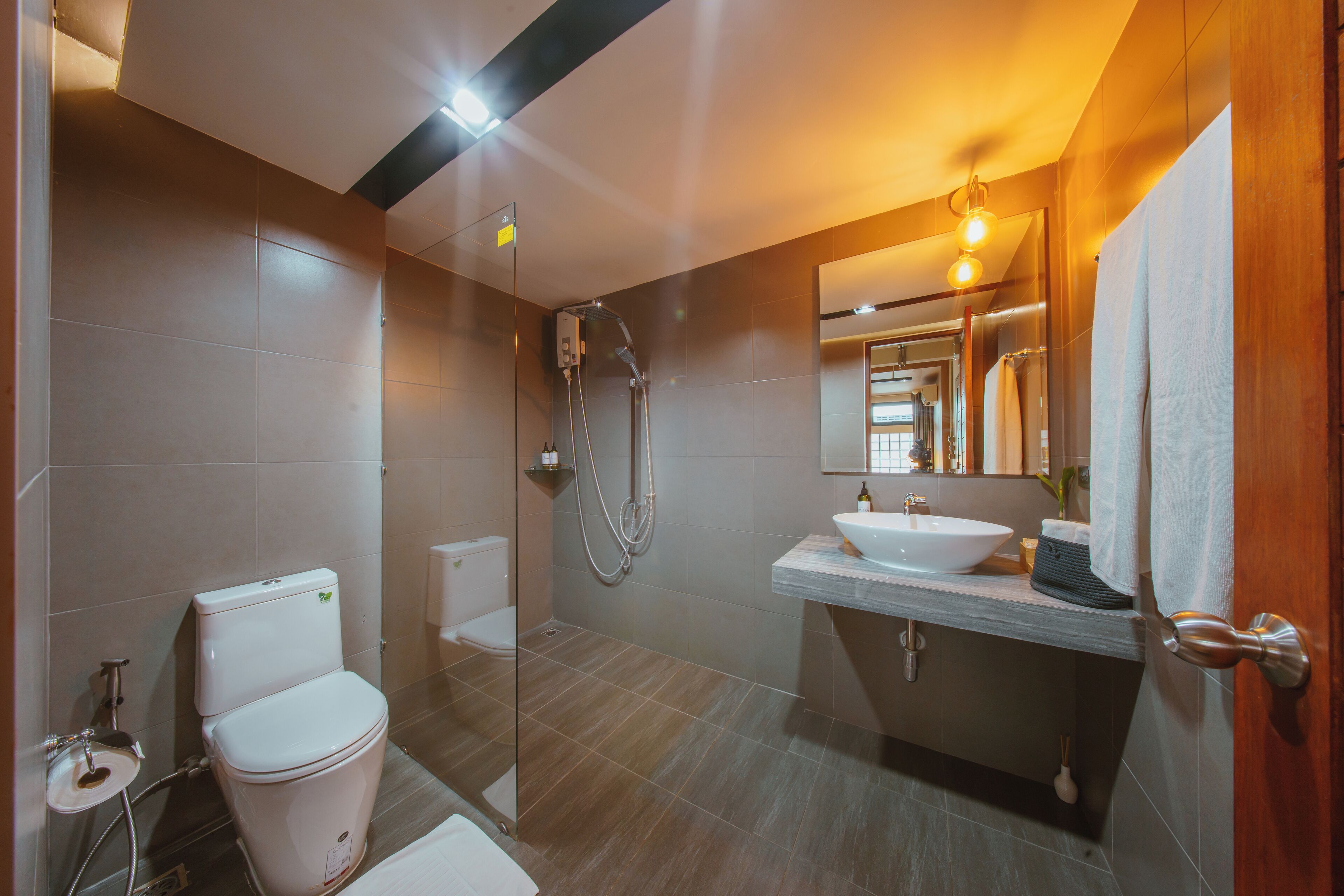 shower, rainfall showerhead, free toiletries, hair dryer