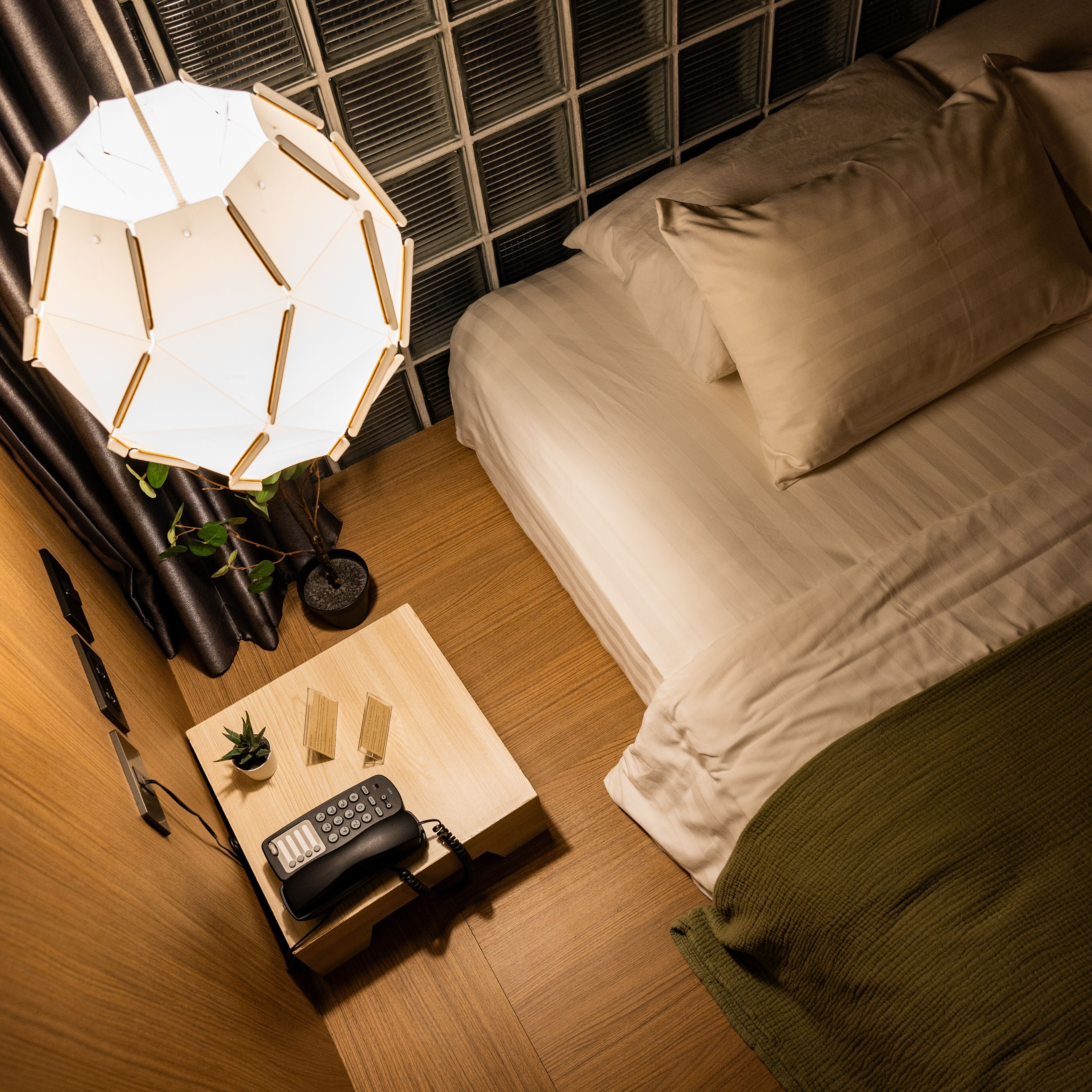 Habitación doble Deluxe | Minibar, caja de seguridad en la habitación y cortinas blackout 