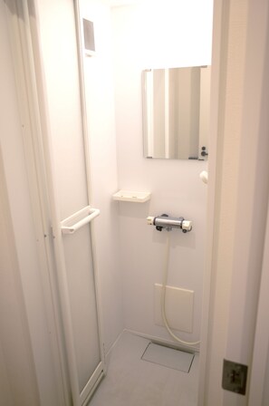 Amenidades de baño gratuitas, secadora de cabello, toallas 