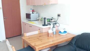 經典公寓 | 私人小型廚房 | 大型雪櫃/冰箱、微波爐、爐具、電熱水壺