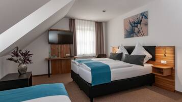 Triple Room | Desk, blackout curtains, soundproofing, iron/ironing board