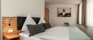 Desk, blackout curtains, soundproofing, iron/ironing board - Hotel Drei Tannen (Moosburg)