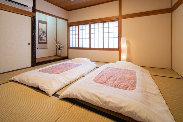 Family Room | 5 bedrooms, free WiFi